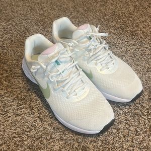 Nike running 7Y fits 9 in W white with mint green trim